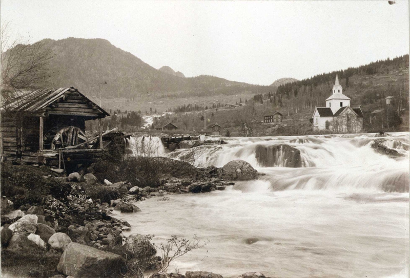 Hjartdal kirke og Hjartdøla, Hjartdal, Telemark. Fotografert 1909.