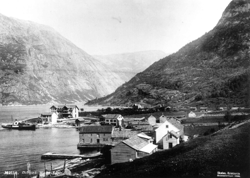 Eidfjord, Hardanger, Hordaland. Oversiktbilde tettsted med havneparti.