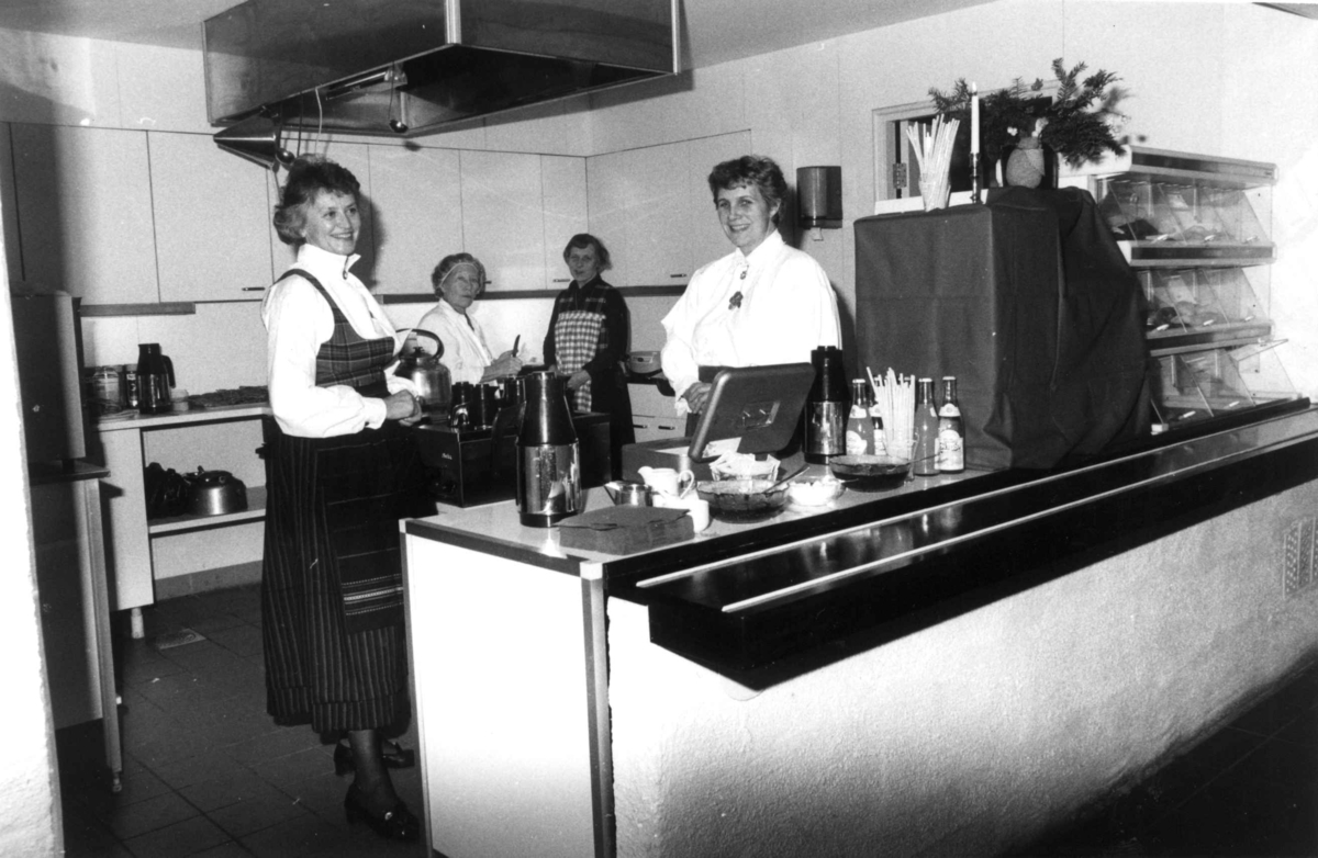 Julemarked 1987. Kafeen på Torget. Eli Raaholt, Astrid Aamodt, Gudrun Kyrkjebø, Aagot Noss.. Foto/Photo.