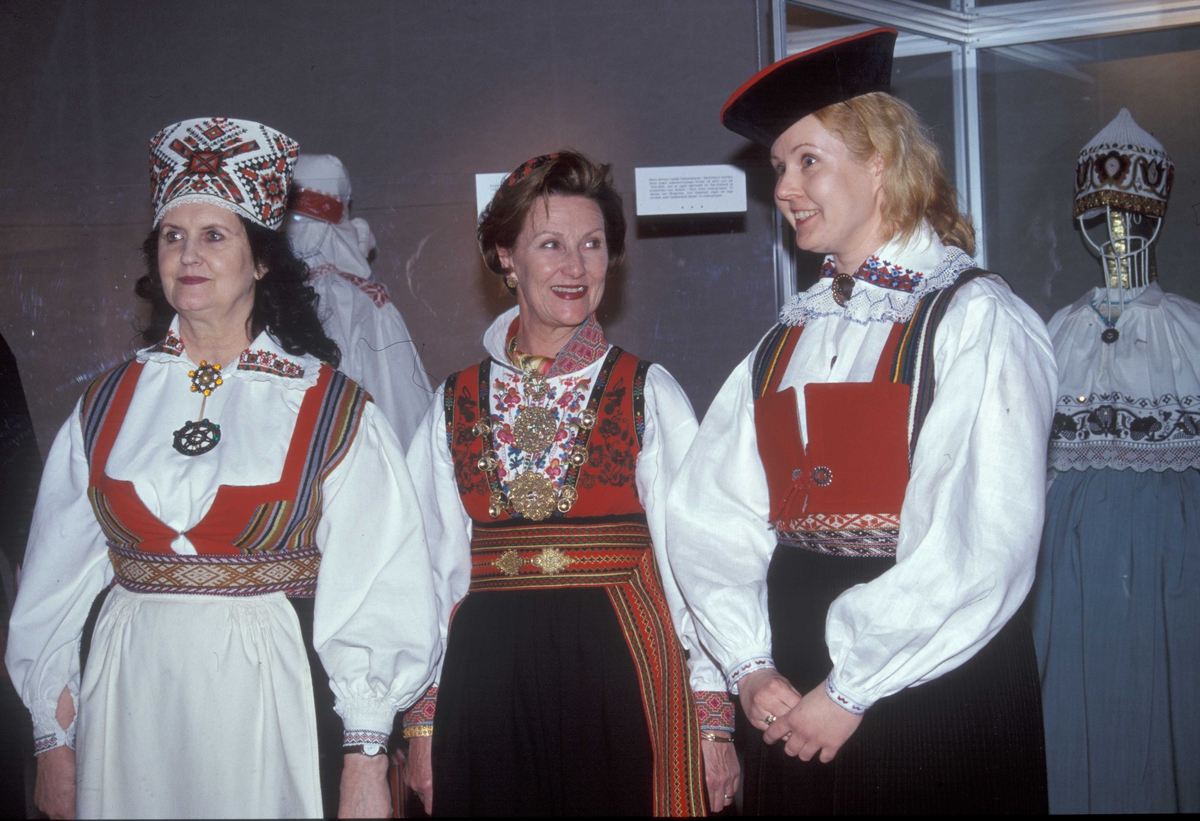 Fra åpningen av utstillingen  "Folkedrakt fra Estland"  på Norsk Folkemuseum.
Dronning Sonja sammen med   ambasadørfruen og presidentfruen  fra Estland.
