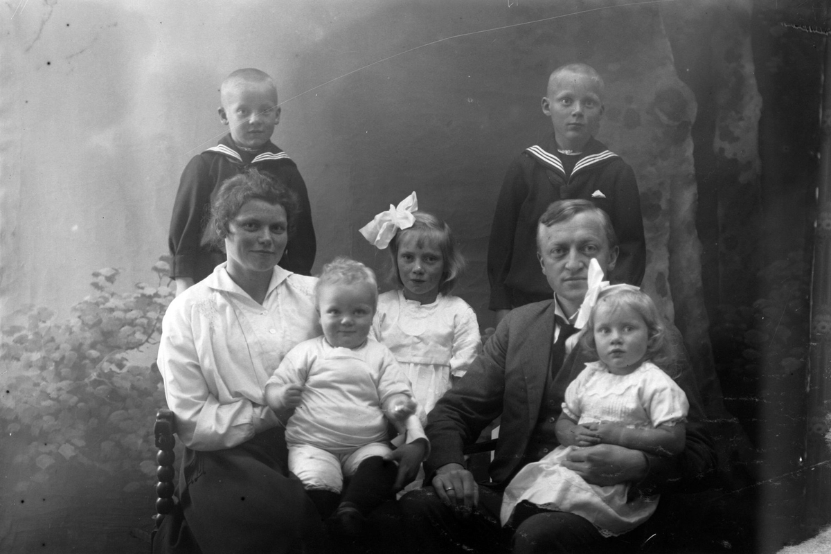 Studioportrett av familien Holst. - Sør-Troms Museum / DigitaltMuseum