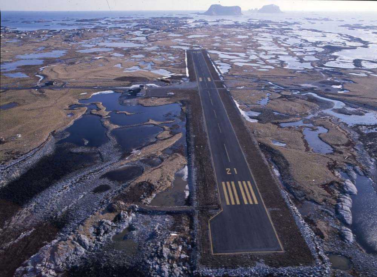 Lufthavn/Flyplass. Røst. Et fly fra Widerøe klar til å lande på