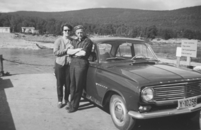 På ferga over Tanaelva ved Utsjok i 1963 - Ragnhild og Fritz Ebeltoft med ny bil kjøpt i 1962. Det var en Vauxhall FB årsmodell 1961-64 og den kostet kr. 18.600,- i innkjøp. Registerskilt er Y-10258.. Foto/Photo.