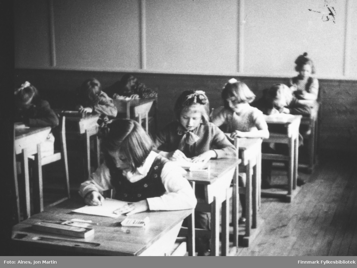 I Klasserommet Til 3. Klasse Ved Øksfjord Barneskole, 1953. Elevene 