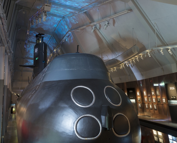 Marinmuseums Ubåtshall Med Ubåten NEPTUN. Ljustekniker Gunnar Blomgren ...