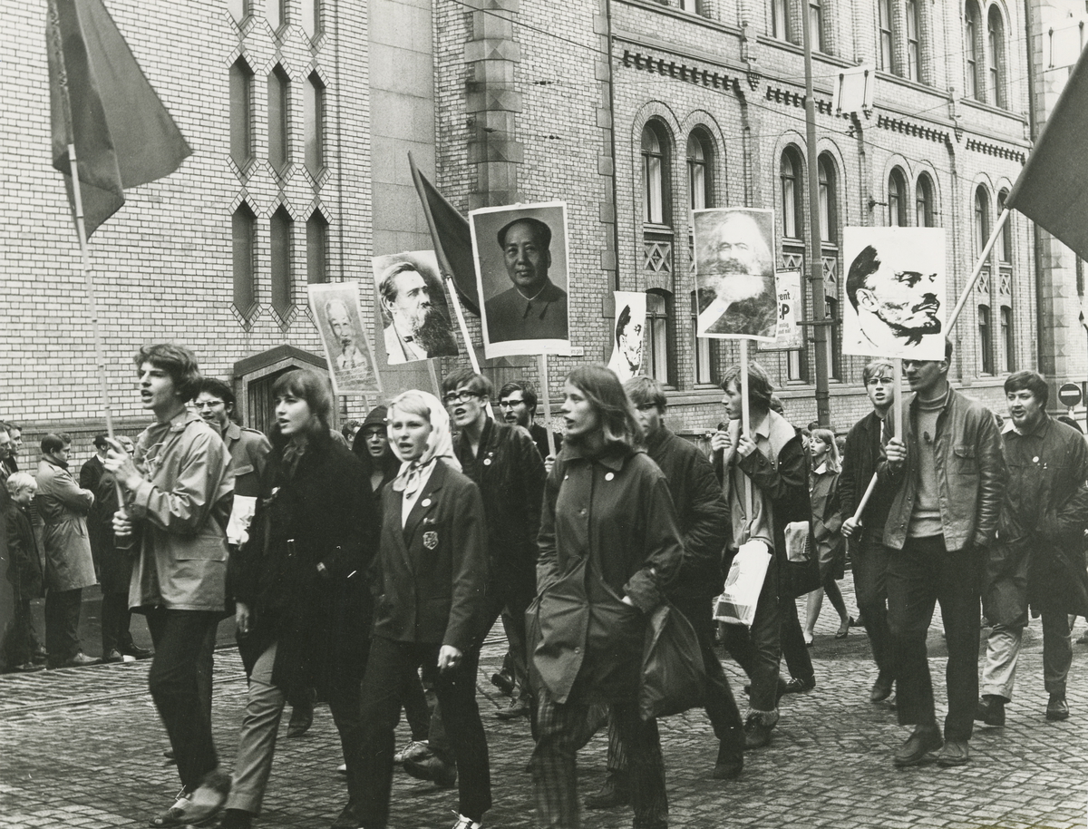 Ungdom i et demonstrasjonstog uten for Stortinget 1. mai ...