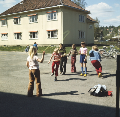 Taughopping i skolegården. Årvoll skole, Oslo