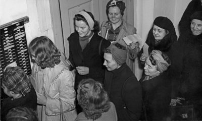 Tekstilarbeidere i kø ved stemplingsuret på Nydalen Compagnie, desember 1949.