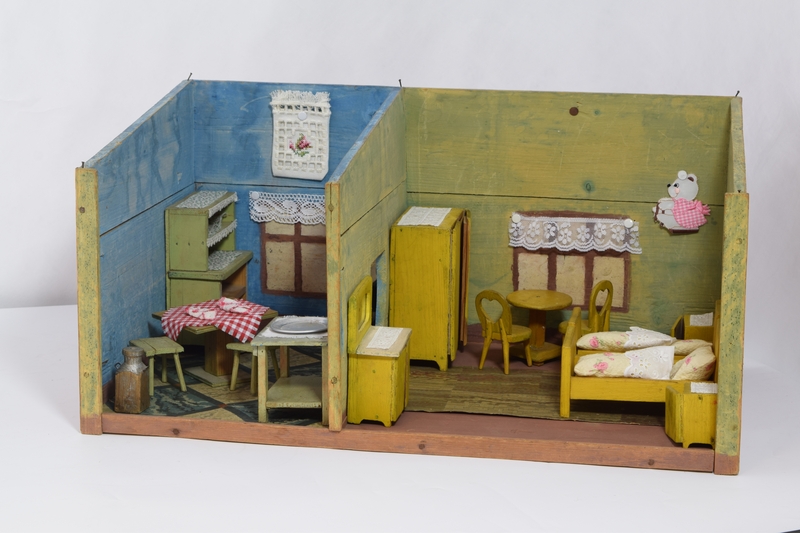 Dukkehus med møbler laget av polske krigsfanger