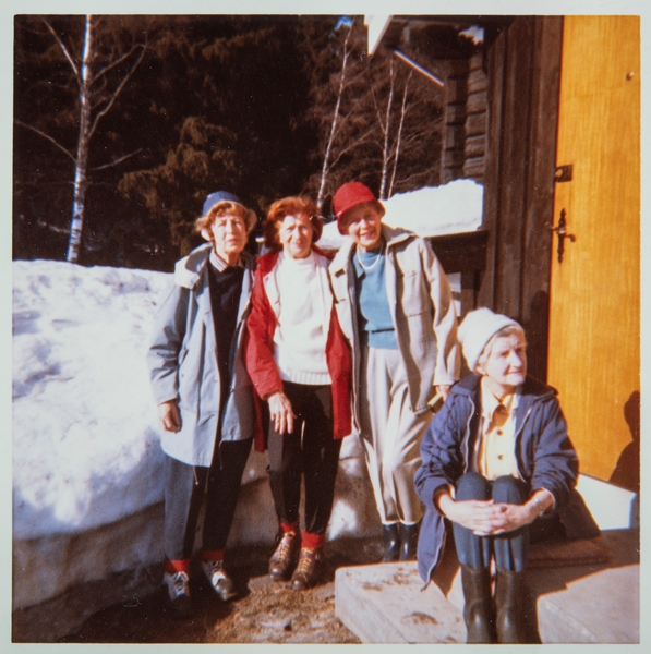 Fire kvinner på trappa på Lillevannsbråten, Oslo Kvinnelige Handelsstands Forening
