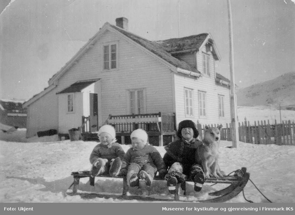 Odny, Kari, Ragnhild og hunden Sonja på Melkøya i1937