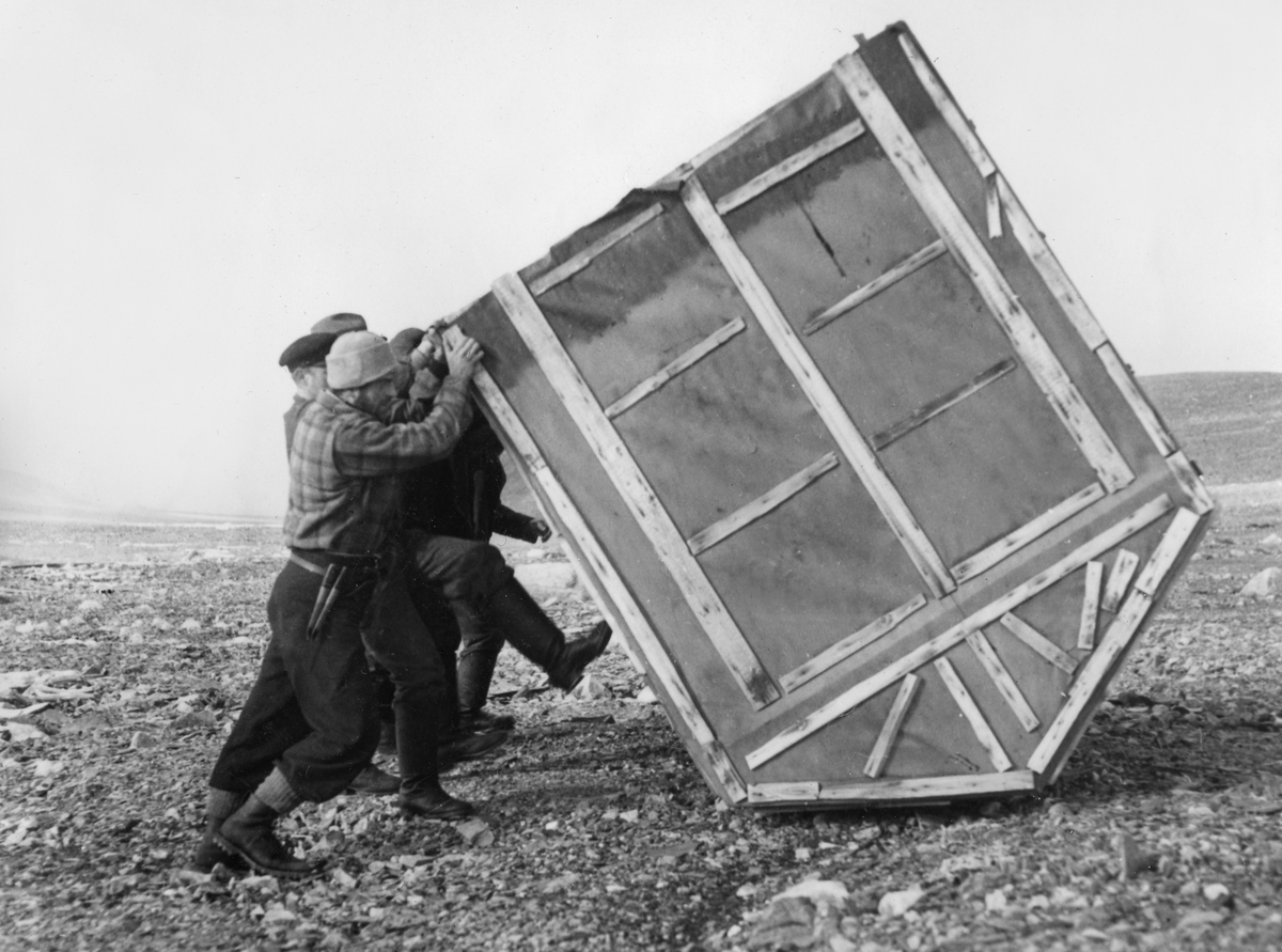 Fotografier tatt av Richard A. Hamilton under Oxfordekspedisjonen til Svalbard 1935-36. Fangsthytte, bistasjon, laget av fangstmann Karl J. Bengtsen mens han var deltaker på ekspedisjonen. Bistasjonen rulles i land på vestsiden av Brennevinsfjorden nær Franklinvatnet.