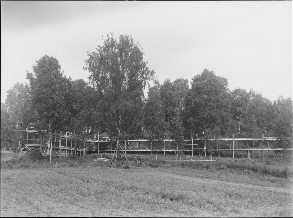 Raknehaugen under arkeologisk utgravning i 1939. Til venstre "landgangen" ut av haugen. Helt til venstre trillebårtippen. Utgravingen foregikk med spade, trillebår, hest og kjerre.