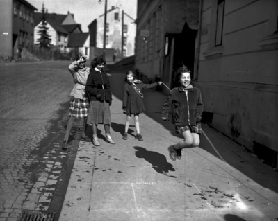 Jenter hopper tau på fortau,.mars 1953.
