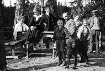 BERGSJØEN, GRUPPE 8 UKJENTE BARN OG VOKSNE, 1918. Foto/Photo.