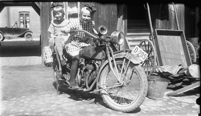 MOTORSYKKEL, D-205, MODELL FRA TIDLIG/MIDTEN PÅ 1920-TALLET?, BAKGÅRDEN I STRANDGATA 15. To unge jenter på en Indian Scout 600 cc fra 1925/26. . Foto/Photo.