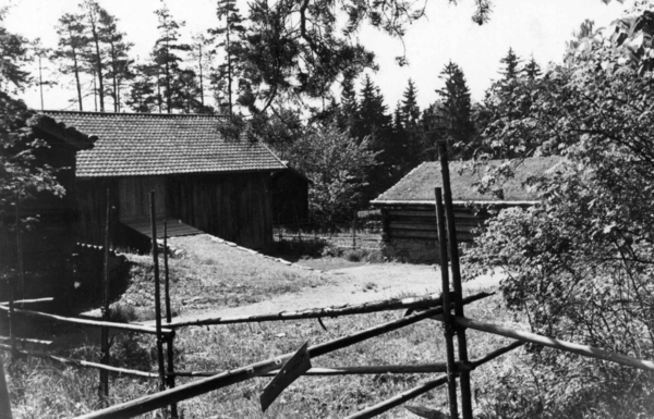 Østerdalstunet på Norsk folkemuseum, 1949. Fra venstre: Stall-løe fra Lille Ingelsrud i Åsnes, løe fra Kvislerbråten i Sør-Odal og fjøs fra Engan i Os.