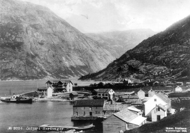 Eidfjord, Hardanger, Hordaland. Oversiktbilde tettsted med havneparti.