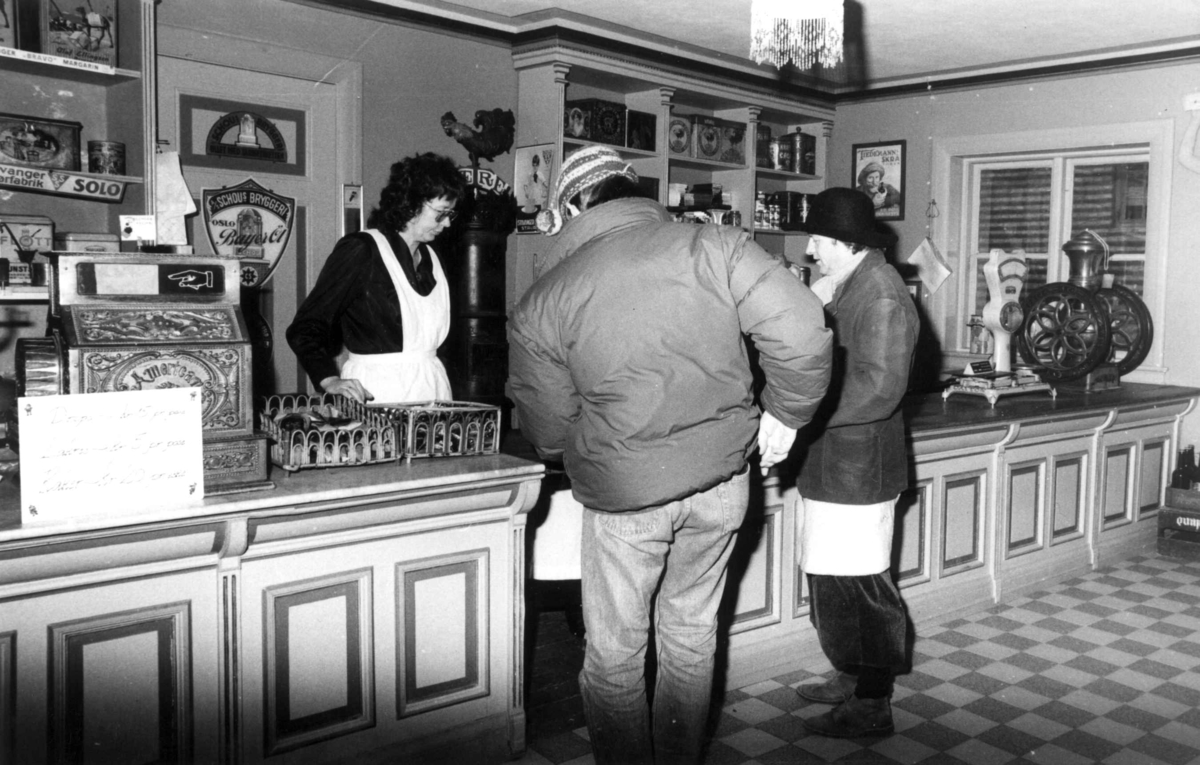 Julemarked 1987. Butikken, salg av sukkertøy.. Foto/Photo.