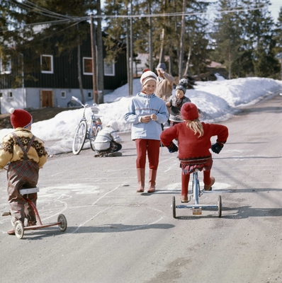 gateløp i villastrøk, snøfonner, barn, lek, trehjulsykler, Donald-sykler. Foto/Photo.