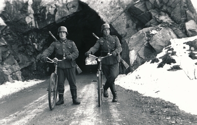 To soldater som står utenfor en tunnelåpning. Muligens tunnel ved Holbuvatnet. Foto/Photo.