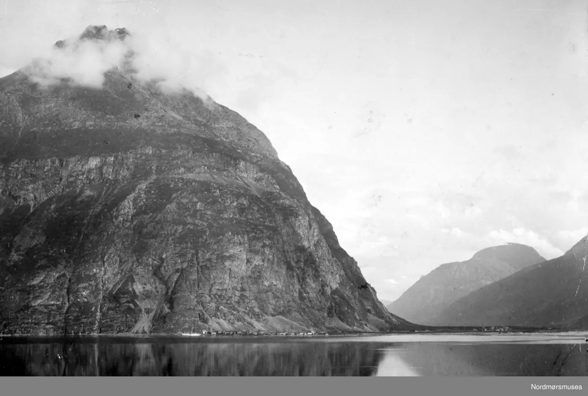 Foto fra Sunndalsøra, med Kalken til venstre, i Sunndal kommune. Øra ...