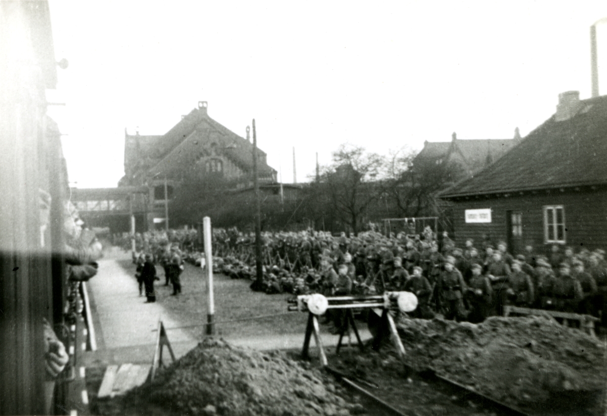 Tyske soldater på ukjent togstasjon i