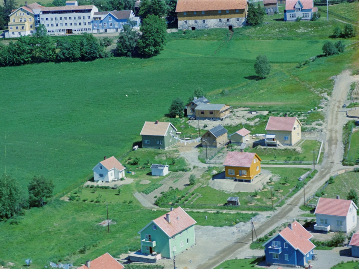 Flyfoto, Lillehammer, Søre Ål.Hagehaugvegen går oppover midt i bildet. Utbyggingen av Hagehaugen startet på 1930-tallet. Det lysegrønne huset på venstre side, er Hagehaugvegen 12, det oransje ovenfor er nr 16. Øverst midt i bilde er Holen Gård, ved siden av Skogli Helse- og Rehabiliteringssenter.