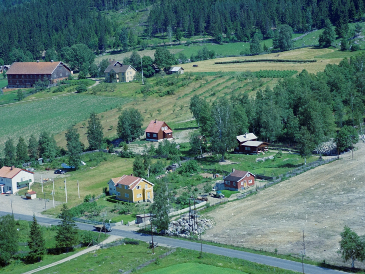 Flyfoto, Lillehammer, Søre Ål, Hamarvegen med Dahlens Bensinstasjon og Flugsrud gård bakenfor ved venstre bildekant