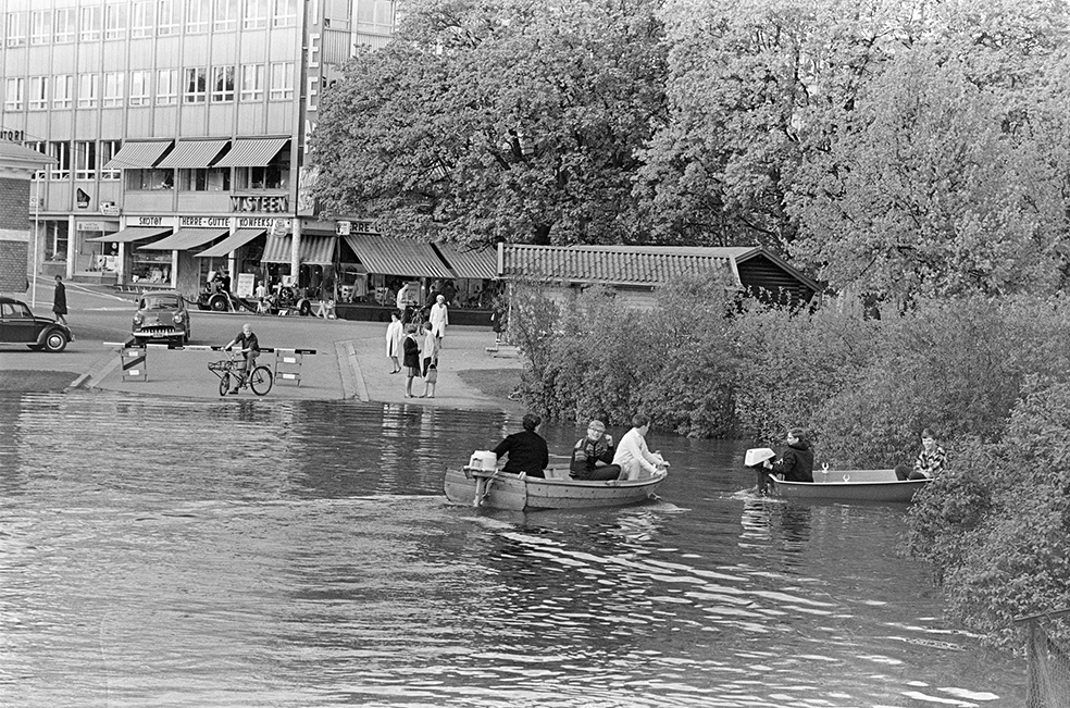 Flom i Mjøsa, 1967, oversvømmelse, Strandgateparken, båter. - Anno ...