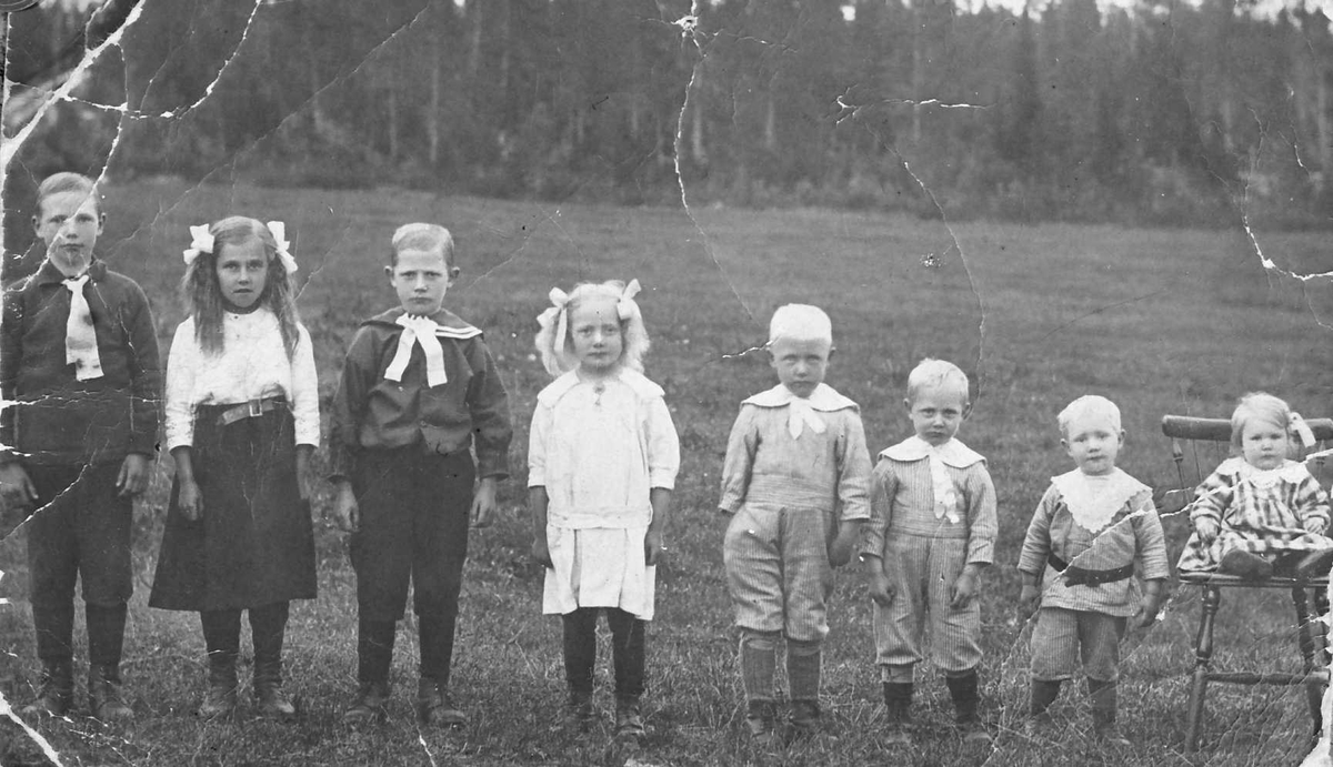 Søskenflokk. Bertoline og Olaus Østlunds barn: Alf, Solveig, Peder ...