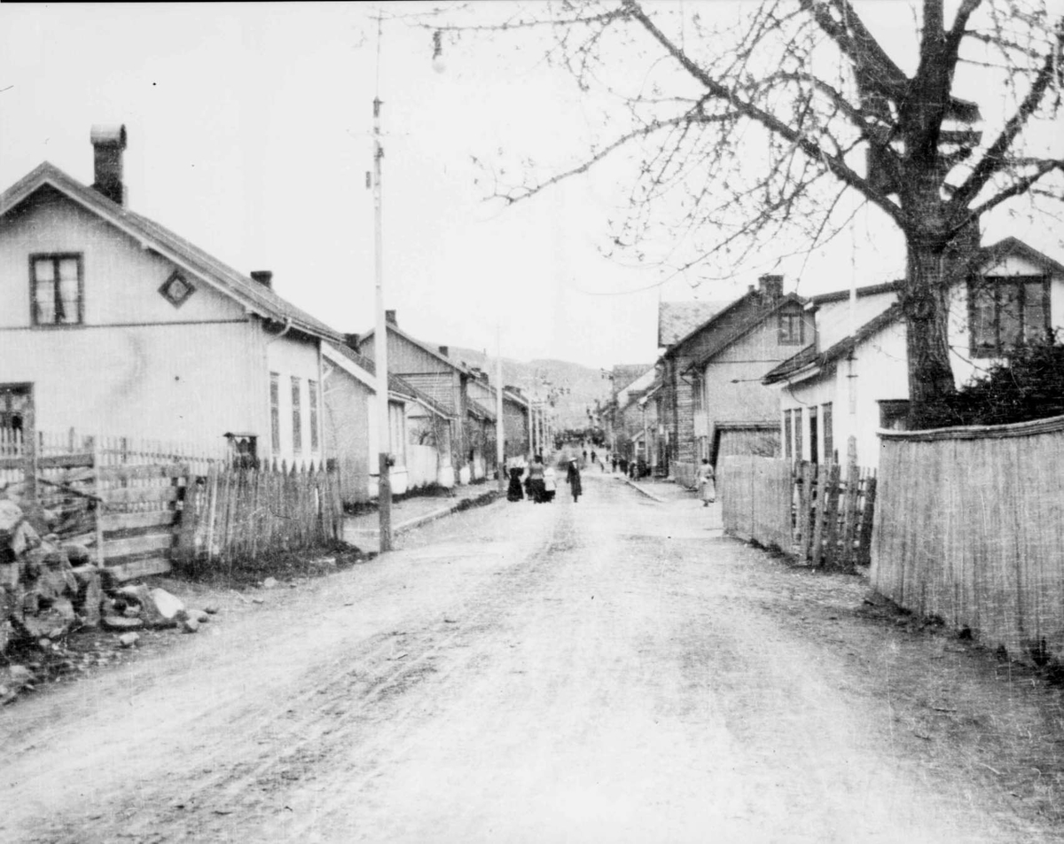 Repro: Gatebilde sydover Storgata . 127 - 123 ca., Lillehammer.. Foto/Photo.