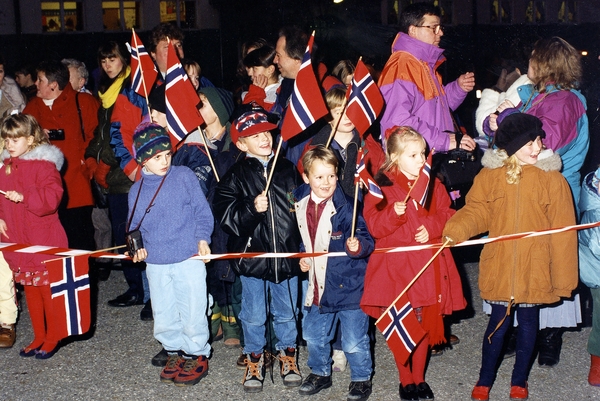 Kong Harald V er i Kristiansund for å foreta den offisielle åpningen av Draugenplattformen den 01.12.1993.
Folksom mottakelse i byen.