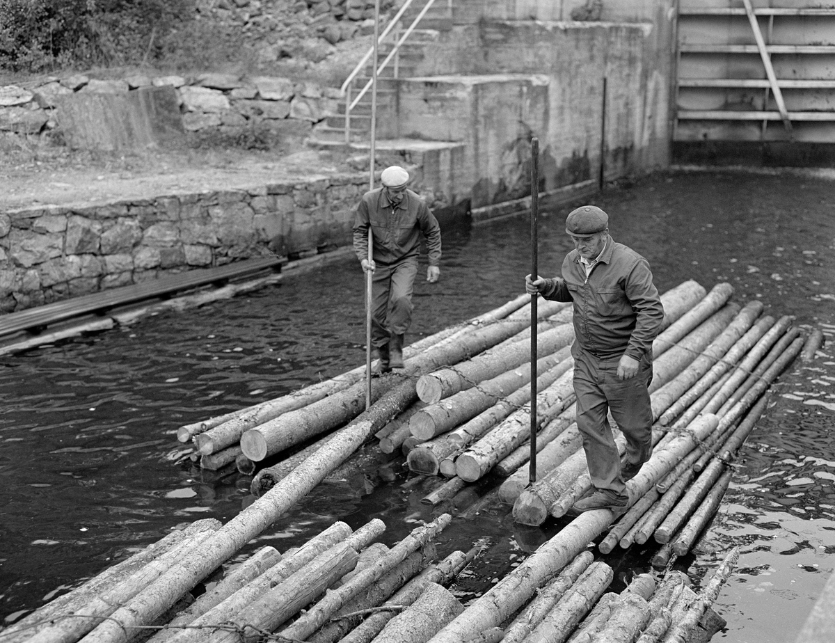 Tømmerfløterne Einar Melby (til venstre) og Petter Dammyr ...