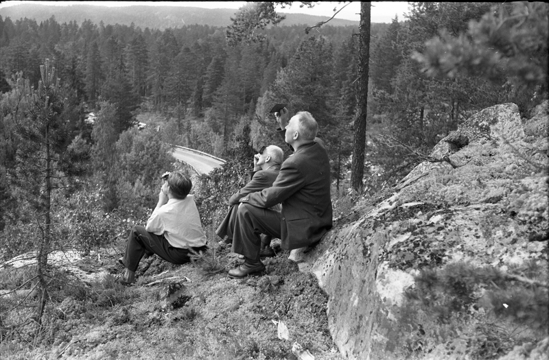 På plass på Meheia for å se på total solformørkelse 30.juni 1954, og nå er det så smått igang. To bilder med Olaf Tømmerstigen lengst til høyre, Harald Tørnby i midten, og til venstre hhv. Kjell Røisli på bilde nr. en, Sigurd Røisli på det andre.