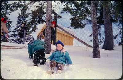 Kippermoen barnepark, 1961-62. Barn som leker i snøen.. Foto/Photo.