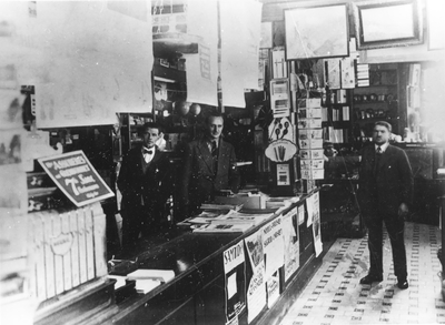 Alfarheim boghandel,interiør 1925.
Fra venstre: Håkon Bakken,Finn Løken og Hans Hovind.. Foto/Photo.