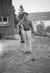 Melvin Johansen med ørret tatt i Mjøsa, foto i Brettenga i Vingromsvegen 137, Lillehammer
