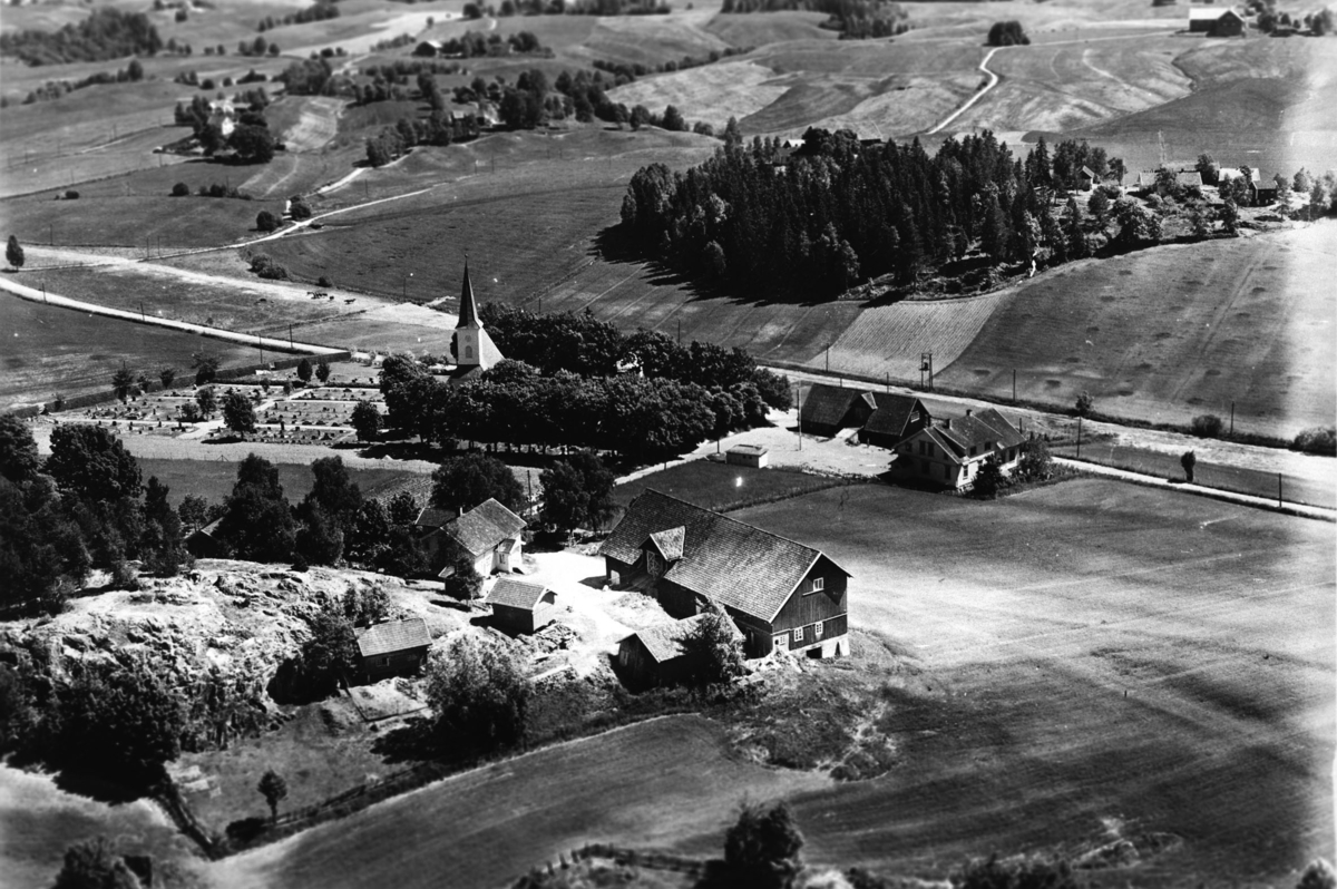 Flyfoto av Hammer søndre gård, Lørenskog kirke og Hammer skole