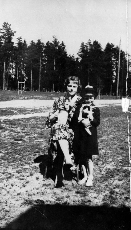 Mor Ruth Johnsten f. Sæter + datter Ewa Zw. og to katter
