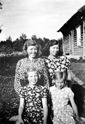 4 søstre utenfor huset i Kjella. Husmannsplass på Hovinsholm, Helgøya.  Bak fra venstre er Magnhild Marie Madsen f.1924, Astrid Alvhilde Madsen f.1921. Foran fra venstre er Solveig Jorunn Madsen f.1931, Ragnhild Ingeborg Madsen f.1933.. Foto/Photo.