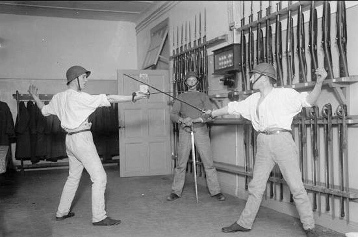 Sabelfäktning i korridoren. OBS! att på 1930-talet hängde fortfarande