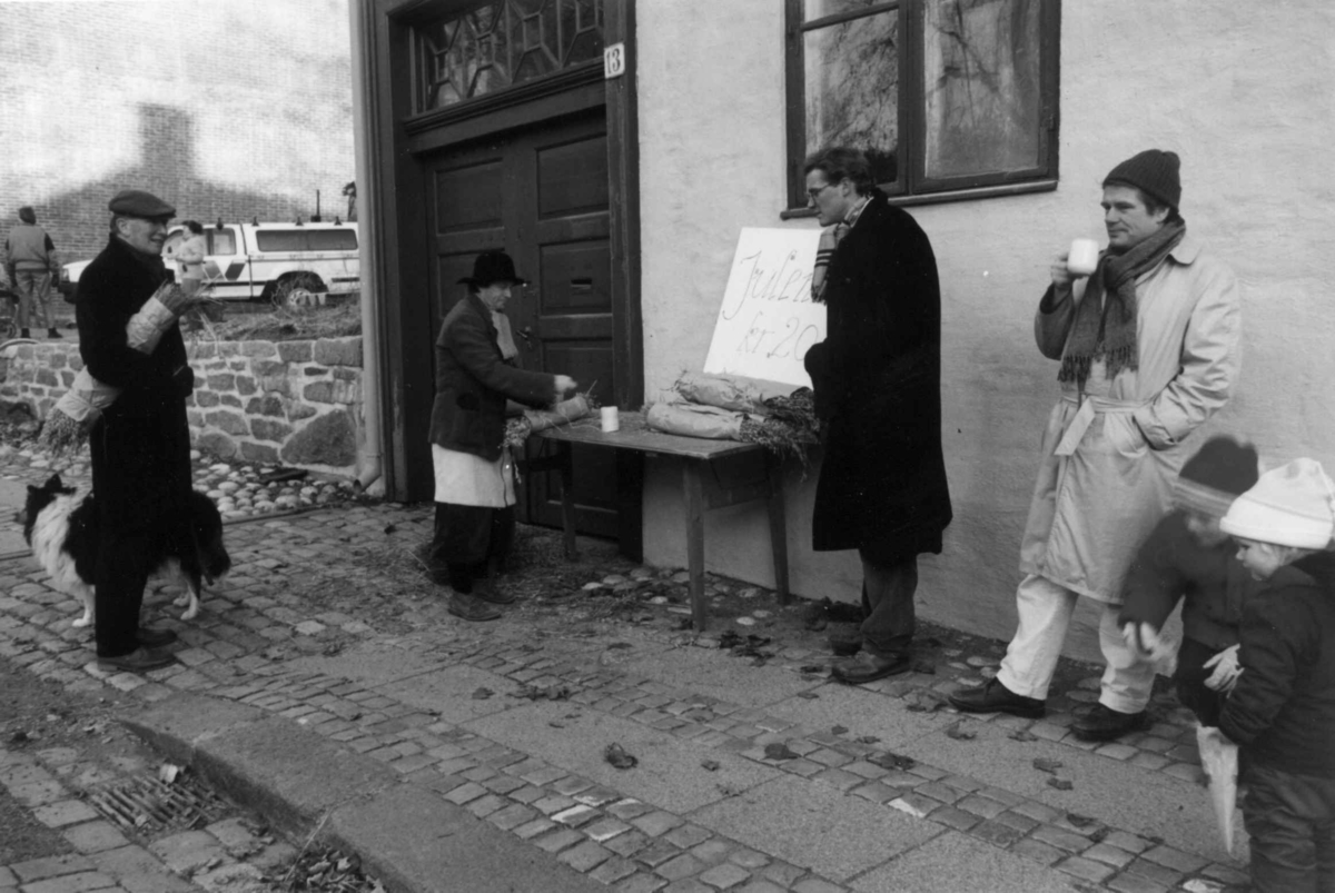 Julemarked 1987. Arkitekt Snorre Skougen selger julenek utenfor Fred Olsens gate 13 (Tannlegemuseet).. Foto/Photo.