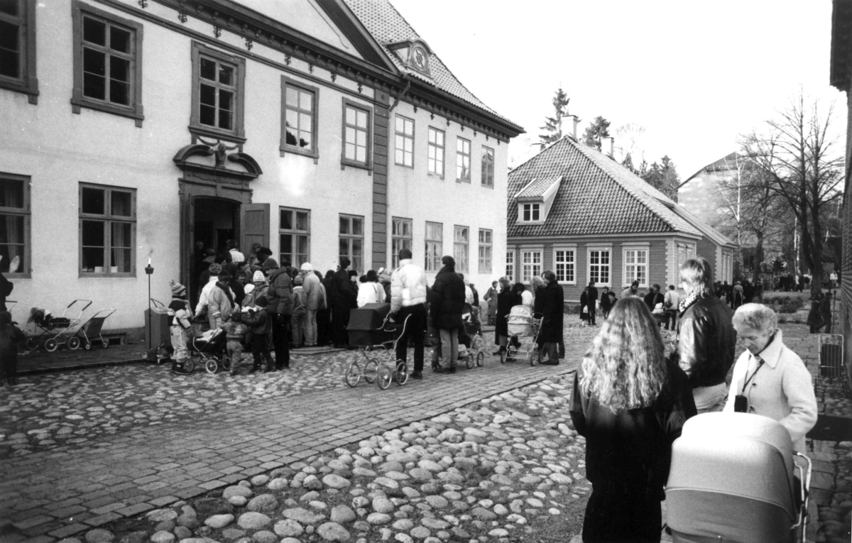 Julemarked 1987. Utenfor Collettgården. Chrystiegården i bakgrunnen.. Foto/Photo.