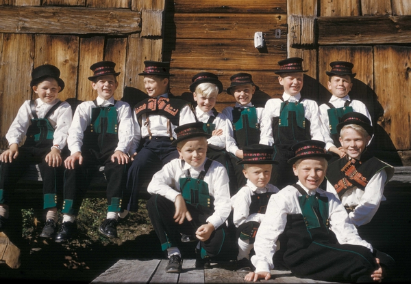 Gutter i Folkemuseets barneleikaring, i 1957
