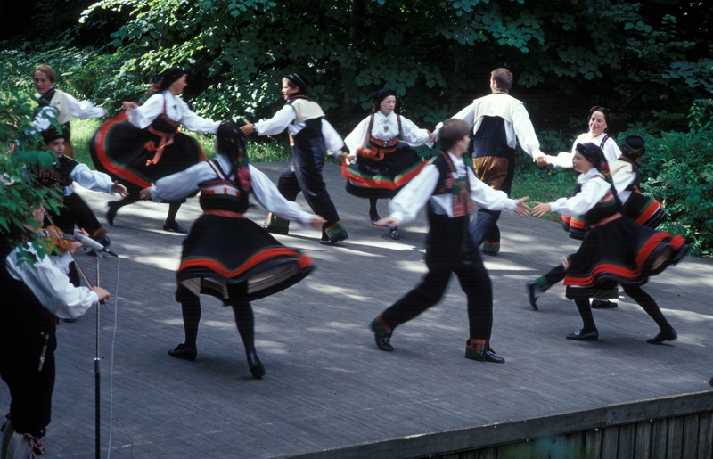 Norsk Folkemuseums dansegruppe danser på Friluftsteateret, bygning nummer 349, i juli 1998.