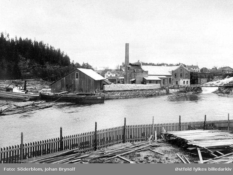 Tresliperiet på Ørje i Marker, fotografert ca. 1910. 
D/S Lommen til venstre. Høvleritomter i forgrunnen.