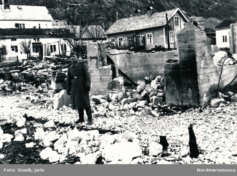 Tysk soldat i ruinene etter bombingen av Sunndalsøra.