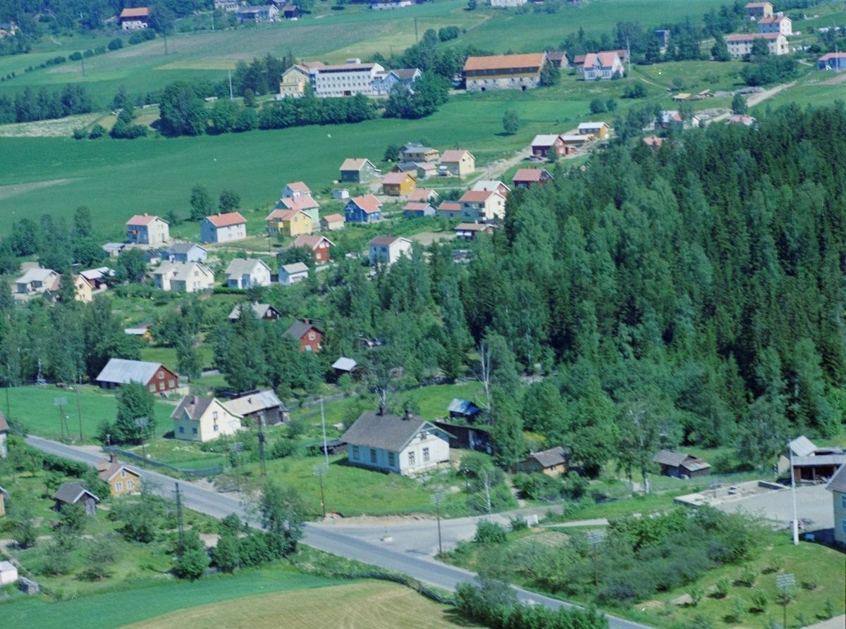 Flyfoto, Lillehammer, Søre Ål, krysset Hamarvegen og Gamle Åsmark veg. Huset ved krysset midt i bildet er forsamlingslokalet Solheim. Bak er byggefeltet ved  Hagehaugvegen med Skogli Helse og Rehabilitets senter
 i bakgrunn.