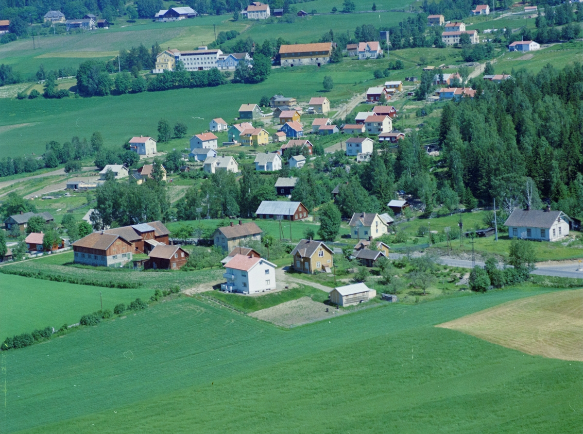 Flyfoto, Lillehammer, Søre Ål.  Oversiktsbilde med Kolsveen (Kullsveen) gård til venstre, Hamarvegen 124. Det hvite huset nærmest er Hamarvegen 126. I høyre bildekant ligger ungdomshuset "Solheim". Øverst ligger Holen gård og Skogli sanatorium
